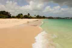 阳光明媚的热带加勒比海滩蓝色的多云的天空