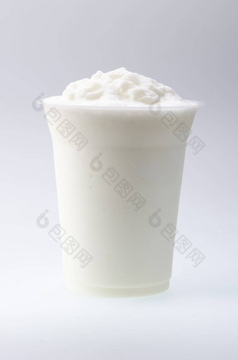 酸奶孤立的白色背景