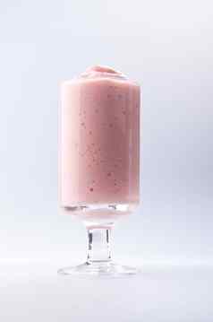 草莓酸奶孤立的白色