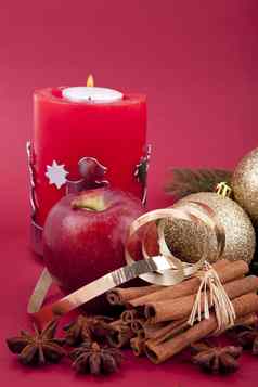 圣诞节装饰红色的苹果肉桂茴香树红色的背景