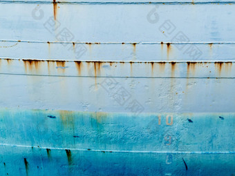 背景蓝色的垃圾钢船体海洋船