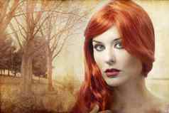美丽的红发的女人背景森林文艺复兴时期的