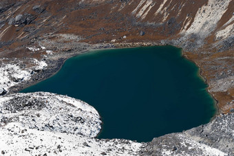 安格拉敦巴湖Renjo通过喜马拉雅山脉