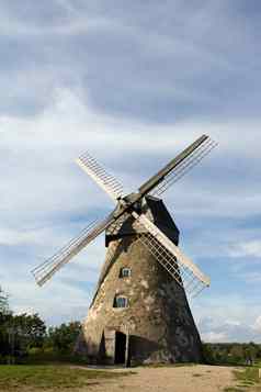 传统的荷兰风车拉脱维亚
