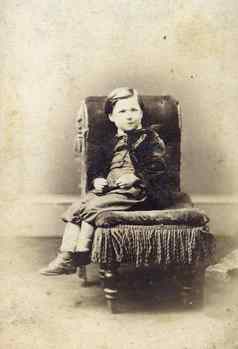 肖像维多利亚时代年轻的男孩古董照片