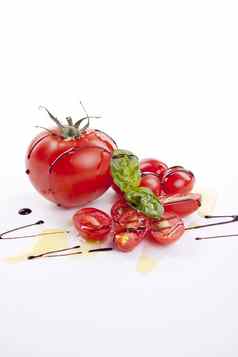新鲜的红色的西红柿香oilve石油孤立的