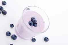 美味的新鲜的蓝莓酸奶摇甜点孤立的