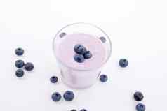 美味的新鲜的蓝莓酸奶摇甜点孤立的