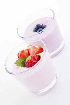 新鲜的美味的草莓蓝莓酸奶摇奶油孤立的