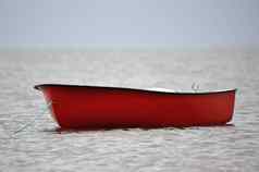 孤独的红色的船