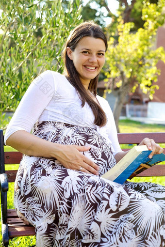 美丽的怀孕了女人书微笑