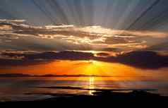 色彩斑斓的日落伟大的盐湖