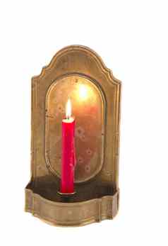孤立的古董黄铜烛台蜡烛火焰
