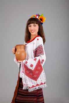 有吸引力的女人穿乌克兰持有壶国家衣服
