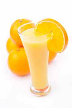 完整的玻璃橙色汁堆橙子