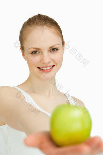 年轻的女人<strong>展示苹果</strong>