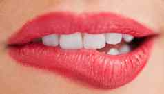 白色牙齿女人咬嘴唇