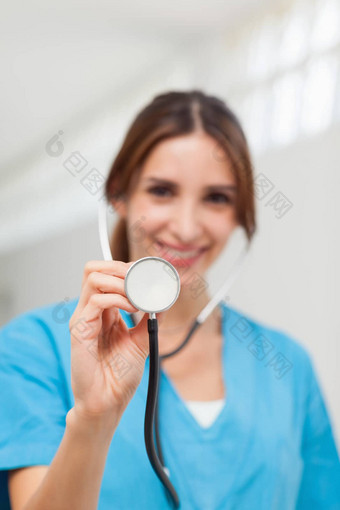 微笑护士持有听诊器
