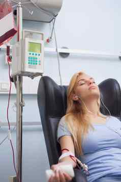 女人接收血捐赠坐着