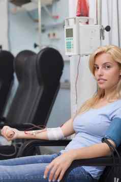女病人接收输血