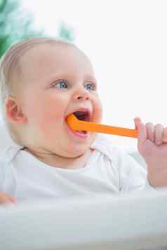 婴儿持有塑料勺子口