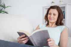 女人阅读书沙发