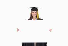 女人毕业礼服持有空白表前面