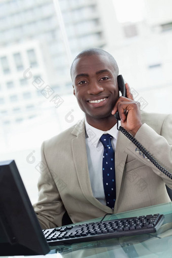 肖像微笑办公室工人使电话调用