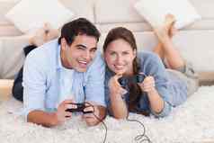 爱夫妇玩视频游戏