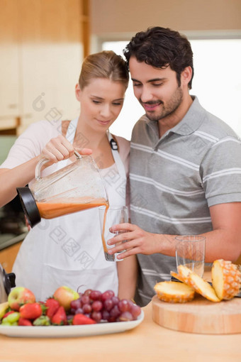 肖像夫妇喝水果汁