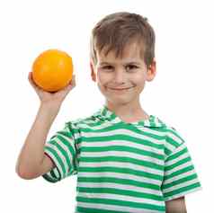男孩持有橙子