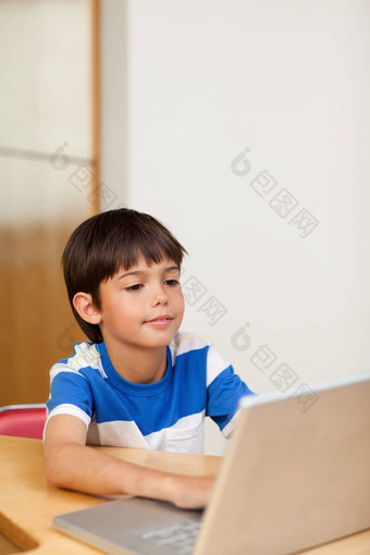 男孩玩电脑游戏移动PC