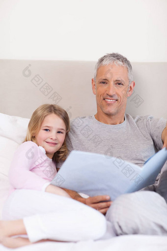 肖像父亲阅读故事女儿