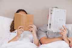 女人阅读书同伴阅读报纸