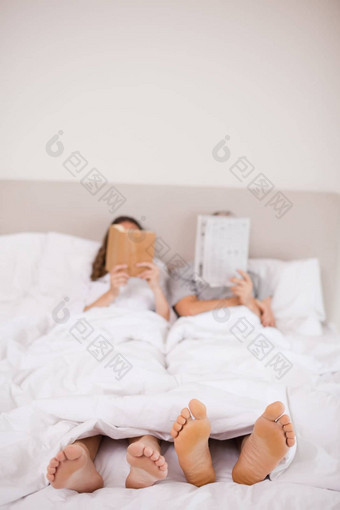 肖像女人阅读书同伴阅读