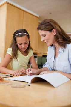 女人帮助女儿家庭作业