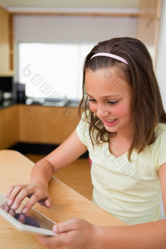 女孩平板电脑厨房表格