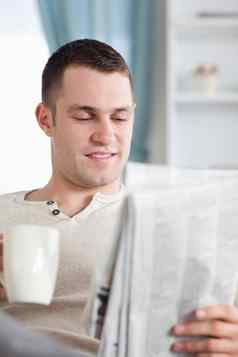肖像微笑男人。咖啡阅读新闻