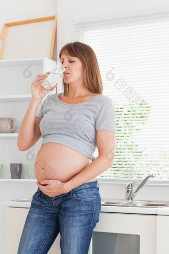 好怀孕了女人持有玻璃水站
