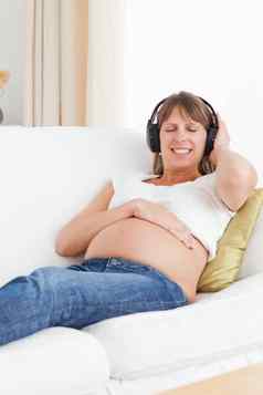 肖像怀孕了女人听音乐