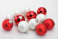 白色红色的圣诞节装饰物光灰色背景