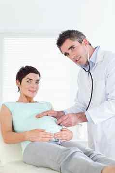 医生检查怀孕了女人听诊器