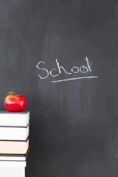 堆栈书红色的苹果黑板上学校