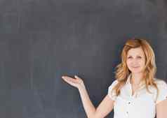可爱的女老师显示空黑板上
