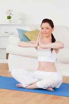年轻的女瑜伽健身房地毯