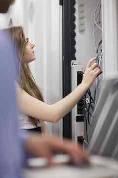 女人修复电线数据商店