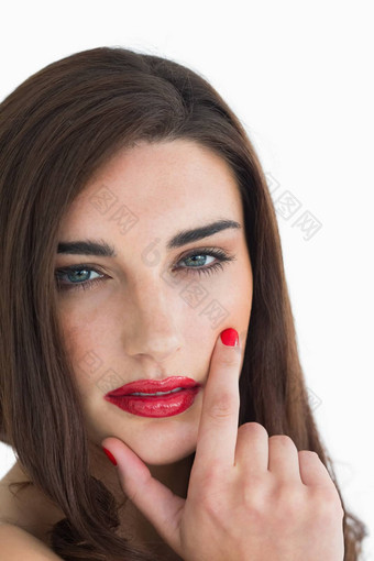 女人触碰脸红色的嘴唇