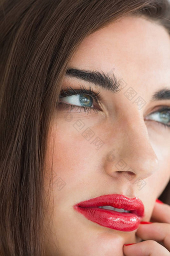 浅黑肤色的女人红色的嘴唇指甲
