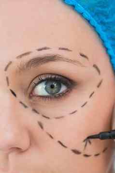 外科医生写作女人的脸
