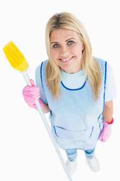 快乐更清洁的女人持有扫帚